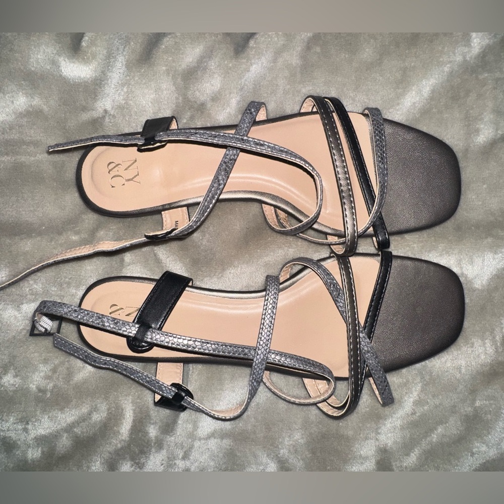 NY & CO Women’s Black & Gray Strappy Sandals